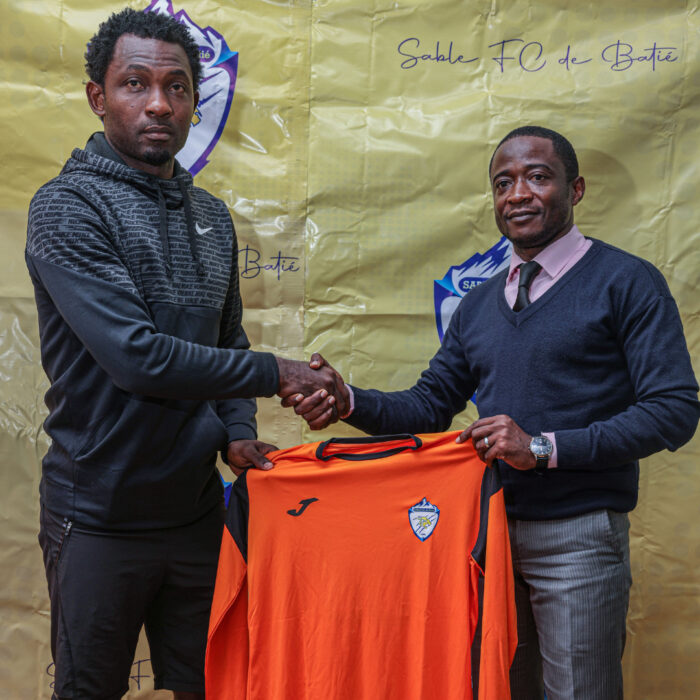 Maifanya Collins et Le secretaire general de Sable FC M. Julio Koagne