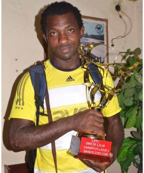 Maifanya Collins brandissant le trophée de champion du cameroun